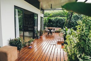 Outdoor dining - Stunning 2BR Home with Fast WiFi & AC – Mountain Views & Lush Nature, Ojochal (Puntarenas Province)