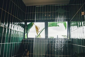 A bathroom with a window, a shower, and a tiled wall. - Stunning 2BR Home with Fast WiFi & AC – Mountain Views & Lush Nature, Ojochal (Puntarenas Province)