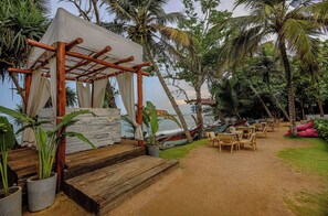 Outdoor dining - Petti Petti (Mirissa)