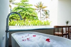 Deluxe Double Room, 1 King Bed, Bathtub, Ocean View | Deep-soaking bathtub - Petti Petti (Mirissa)