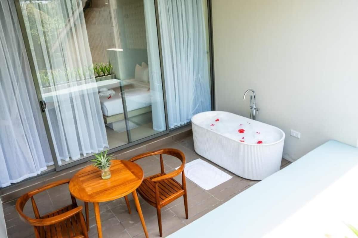 Deluxe Double Room, 1 King Bed, Bathtub, Ocean View | Jetted bathtub