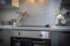 Kühlschrank, Mikrowelle, Herdplatte, Geschirrspüler