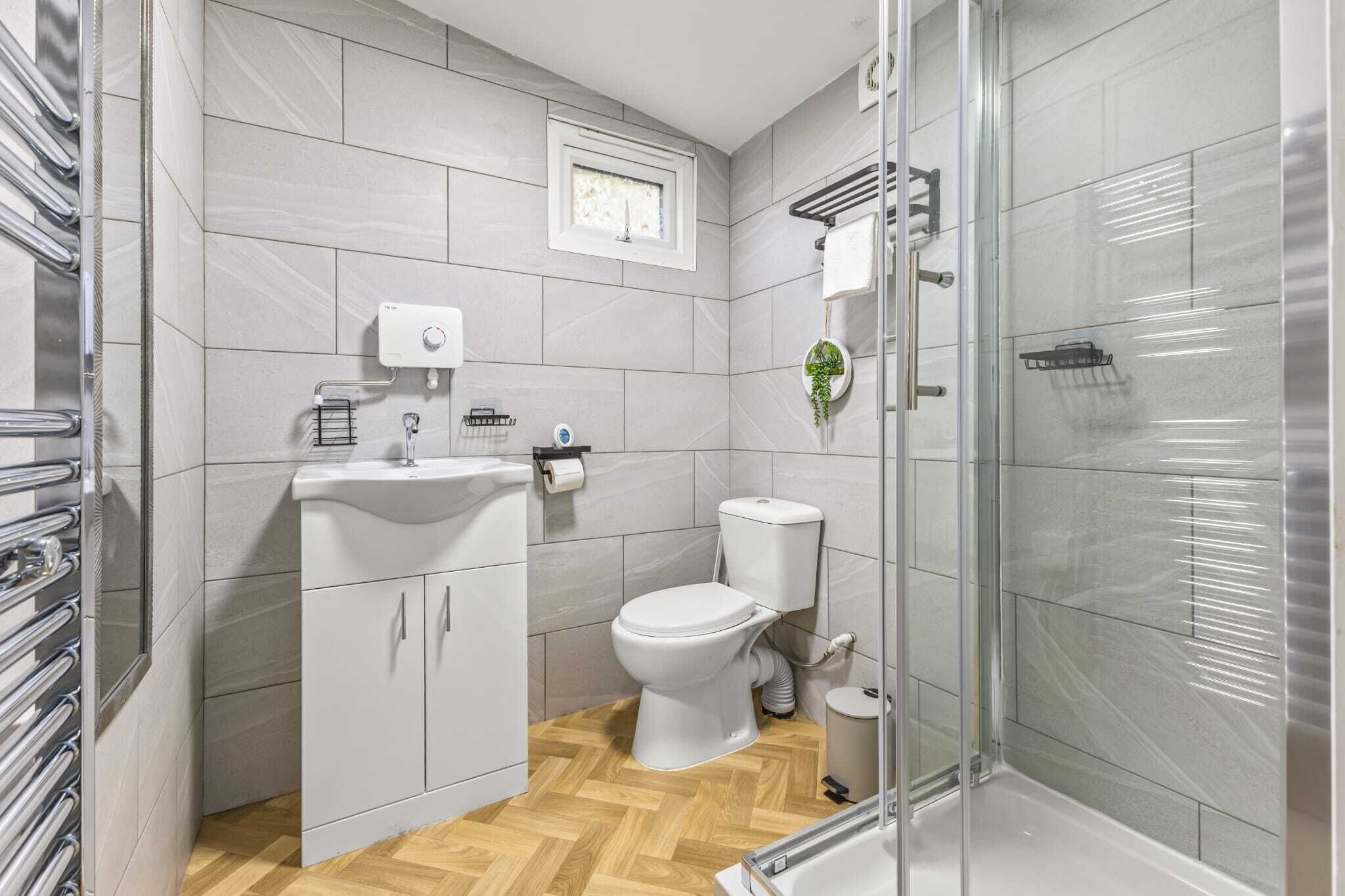 Een douche, handdoeken, shampoo