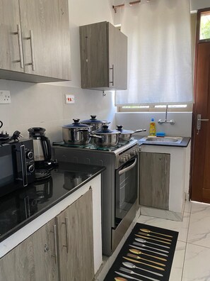 Private kitchen - Adorable 2-bedroom apartment with AC in charming Mombasa (Mombasa)