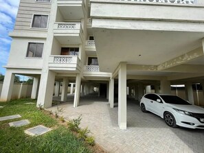 Property grounds - Adorable 2-bedroom apartment with AC in charming Mombasa (Mombasa)