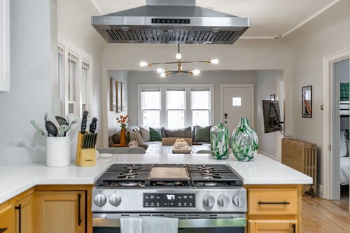 Modern Lux Home, Sleeps 12, Walk to Brady St Fun