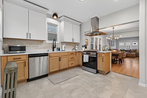 Modern Lux Home, Sleeps 12, Walk to Brady St Fun