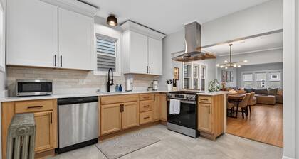 Modern Lux Home, Sleeps 12, Walk to Brady St Fun