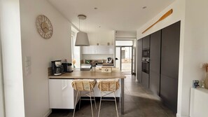 Private kitchen - Exceptional house facing Lesconil harbour - Panoramic sea view - Due south (Plobannalec-Lesconil)