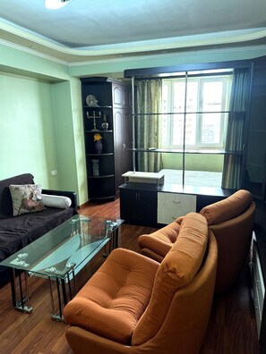 Living area - Stylish City Center Yerevan Apartment –Walk to Main Attractions ,Cafés & Museums (Yerevan)