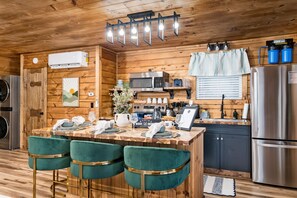 Fridge, microwave, oven, stovetop - Whittle Escape - Sauna + Hot Tub + EV Charger (Creola)