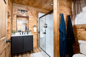 Shower, hair dryer, towels, soap - Whittle Escape - Sauna + Hot Tub + EV Charger (Creola)