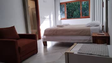 Quarto casal básico, banheiro privativo, vista para o jardim | Wi-Fi de cortesia