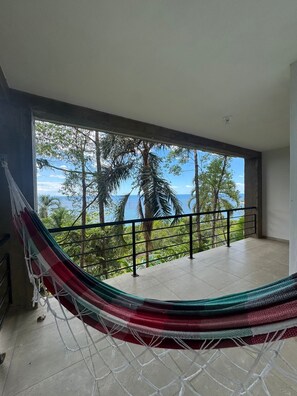 Suite Familiale, coin cuisine, vue mer | Enceinte de l’hébergement