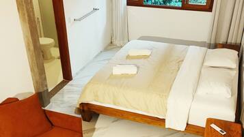 جناح بتجهيزات أساسية - بحمام خاص - منظر للحديقة