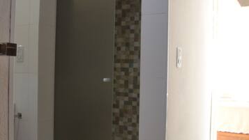 جناح بانوراما - بشرفة مسقوفة - بمنظر للبحر | المنشأة من الداخل