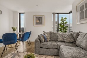 Living area - Broad Street 2 Bed Apt |24hr Gym| Netflix+Parking (The Bank)