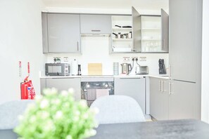 Private kitchen - 2-Bed City Stay|Walk to Bullring |Netflix| Parking (West Midlands)