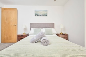 2 Schlafzimmer, Schreibtisch, Bügeleisen/Bügelbrett, Reisekinderbett