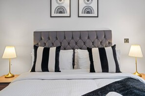 Desk, iron/ironing board, travel cot, WiFi - St Paul’s Stylish 2-Bed Getaway ! (West Midlands)
