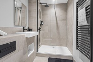 Hair dryer - 2 Bed Jewellery Quarter | Parking + Netflix (West Midlands)