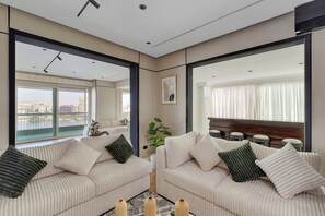 Căn hộ tiện nghi đơn giản, quang cảnh sông | Khu phòng khách