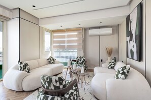 컴포트 아파트, 강 전망 | 거실 공간