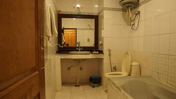 Deluxe Double Room, Mountain View | Bathroom