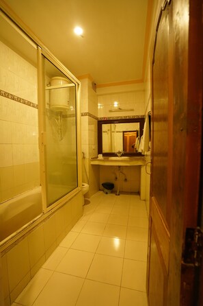 Deluxe-Doppelzimmer, Bergblick | Badezimmer