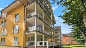 Un edificio de varios pisos con balcones y techo plano.