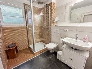 Haartrockner, Handtücher, Seife, Toilettenpapier