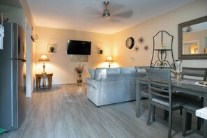 Interior - Adorable 1-bedroom apartment within 5 minute walk to UF Healthand Proton (Jacksonville)