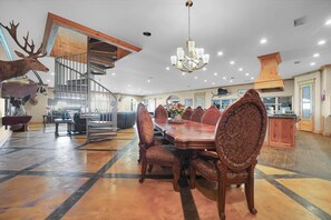 Dining - Massive 17,000 sqft 7-bedroom barn in beautiful Elk City. (Elk City)