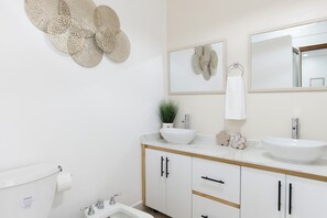 Bathroom - Welcoming 4-bedroom house with AC in vibrant Jacó (Jacó)