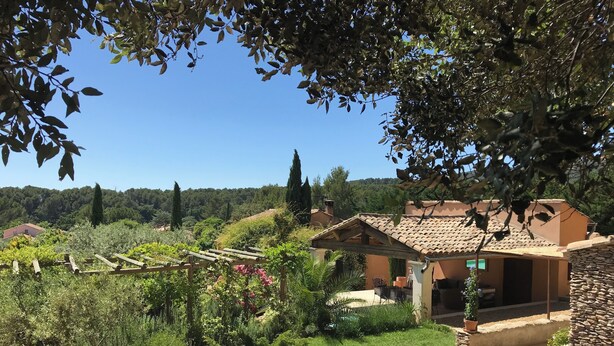 Una villa con piscina, giardino e vista sulla campagna.