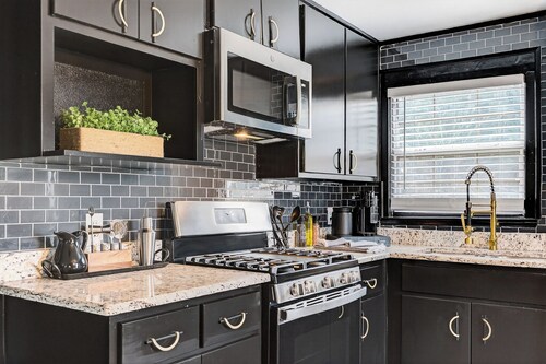 Midnight Oak: Cozy East Hill Cottage