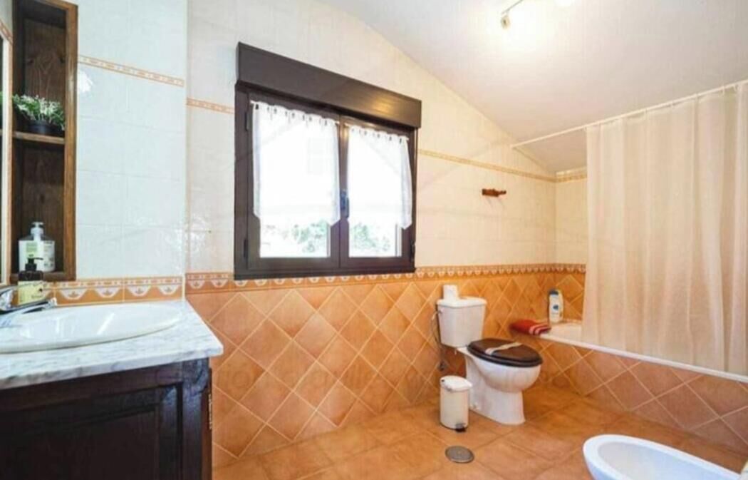 Een haardroger, een bidet, handdoeken, zeep