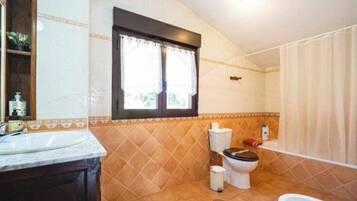 Een haardroger, een bidet, handdoeken, zeep
