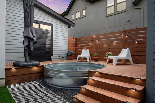 Cowboy Pool + Walk to Square | Sleeps 8