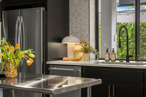 Cowboy Pool + Walk to Square | Sleeps 8