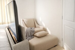 1 bedroom, iron/ironing board, travel cot, free WiFi - Stylish 1-bedroom stay in Dagenham with easy London access (Dagenham)