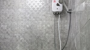 吹风机、毛巾、肥皂、卫生纸