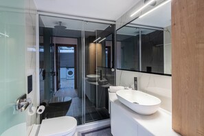 Shower, hair dryer, towels, toilet paper - Aurelia Suite - Old Town Escape ,  Rethymno 2-bedroom apartment (Rethymno)