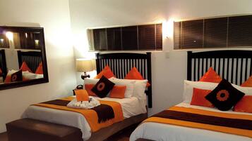Quarto casal ou duplo econômico, sacada, vista para o jardim | Cofres nos quartos, escrivaninha, Wi-Fi de cortesia
