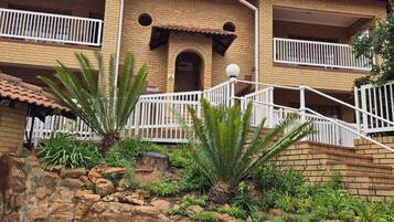 Basic Double Room, Balcony, Garden View | Bahagian luar