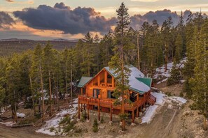 Exterior - Last Light Lodge - 6 Acres, 14er Views, Hot Tub, Sleeps 10 (Fairplay)