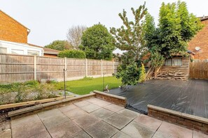 Property grounds - Luxury whole house in serene cul-de-sac (Gravesend)