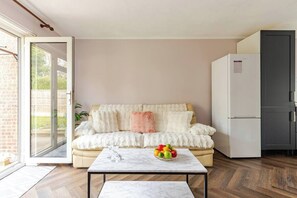 TV - Luxury whole house in serene cul-de-sac (Gravesend)
