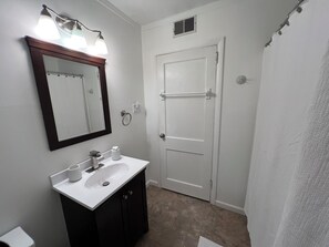 Bathroom - Wonderful 2-bedroom house with large backyard in peaceful Belleville. (Belleville)