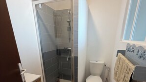 Dusj, hårføner, håndklær og toalettpapir
